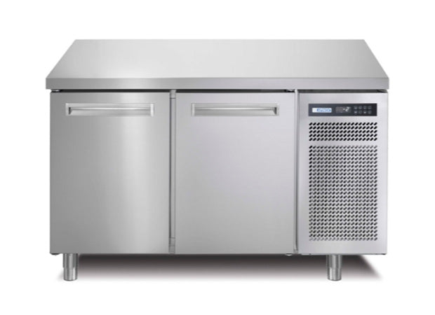 Afinox Fresh Plus 2 Door Ventilated refrigerated counter on feet Straight Steel AISI 304 straight worktop with Back Splash 2 shelves 400x600 on â??Câ? runners Temperature Range: +2/+7°C Gas Type:R290 240V/50Hz/1ph Dim: 1400x700x850 (LxWxH) mm