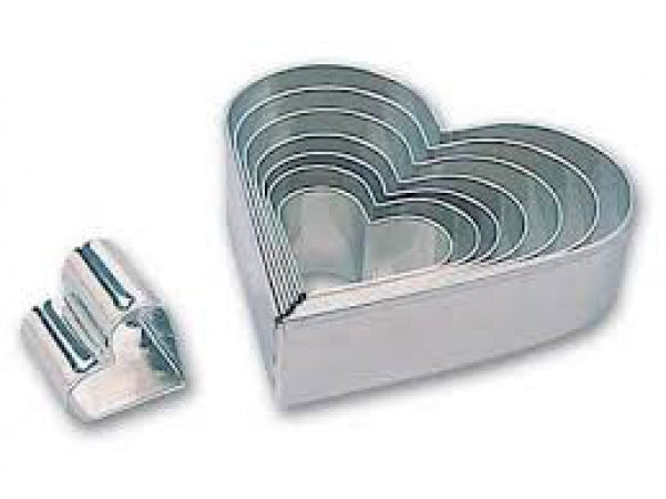 SET 8 HEART CUTTERS     40/138